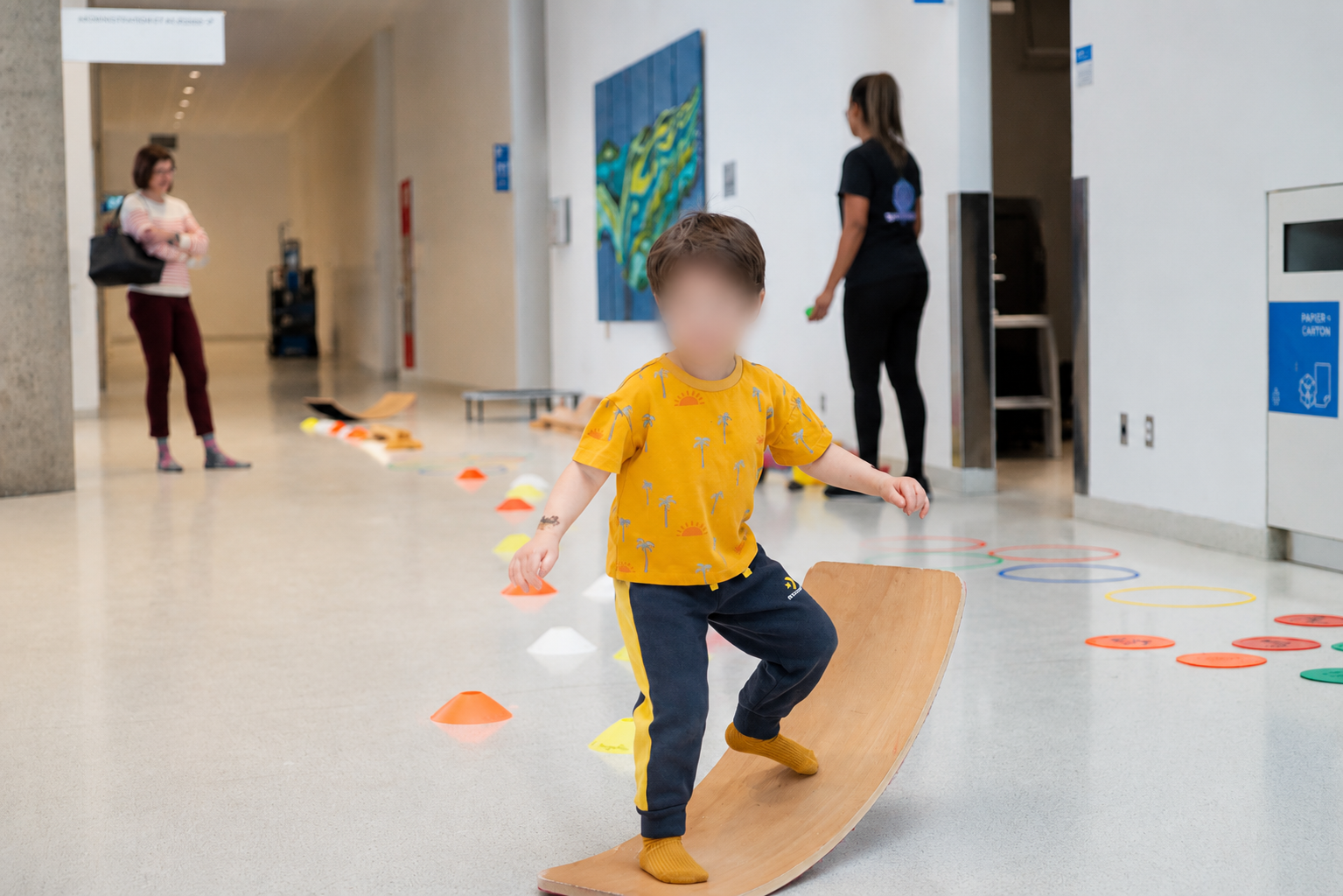 Enfant en équilibre sur une planche courbée