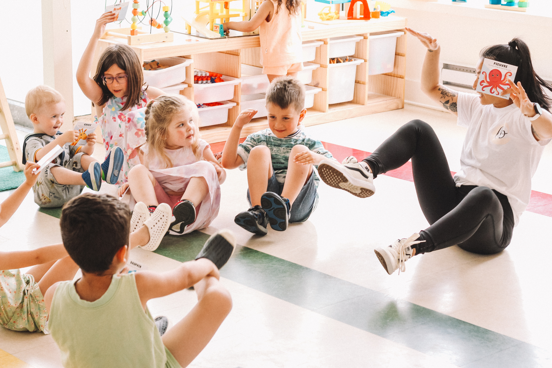 Animatrice et enfants pendant un atelier Bougeotte en cercle