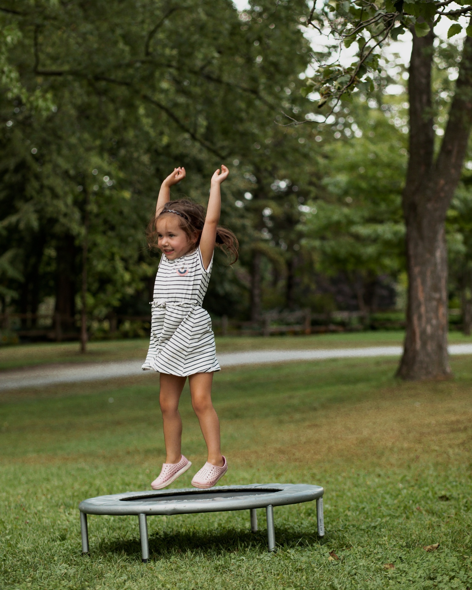 Petite fille qui saute sur un mini-trampoline