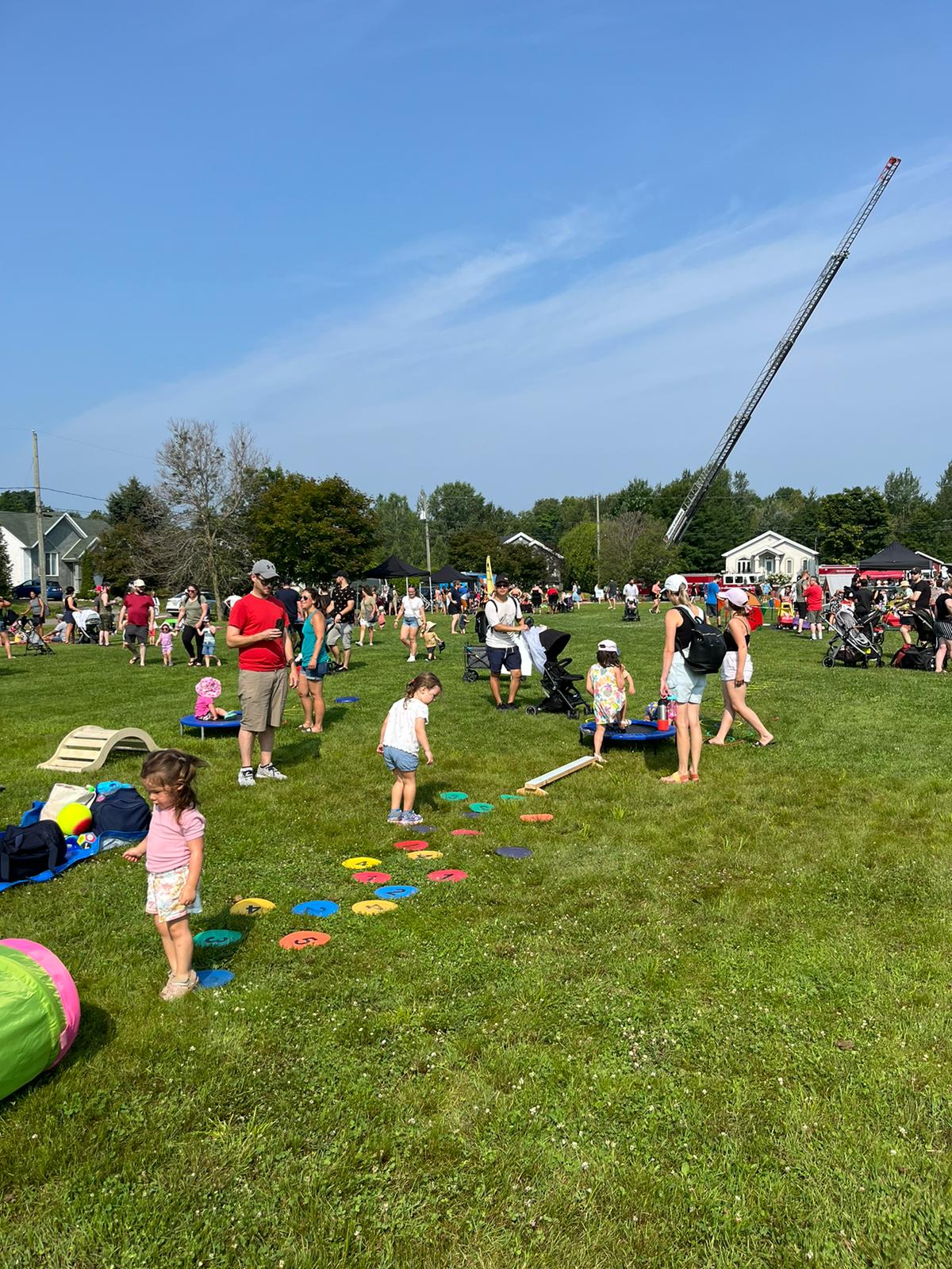 Grand événement Acrokats dans un parc avec familles et parcours moteur