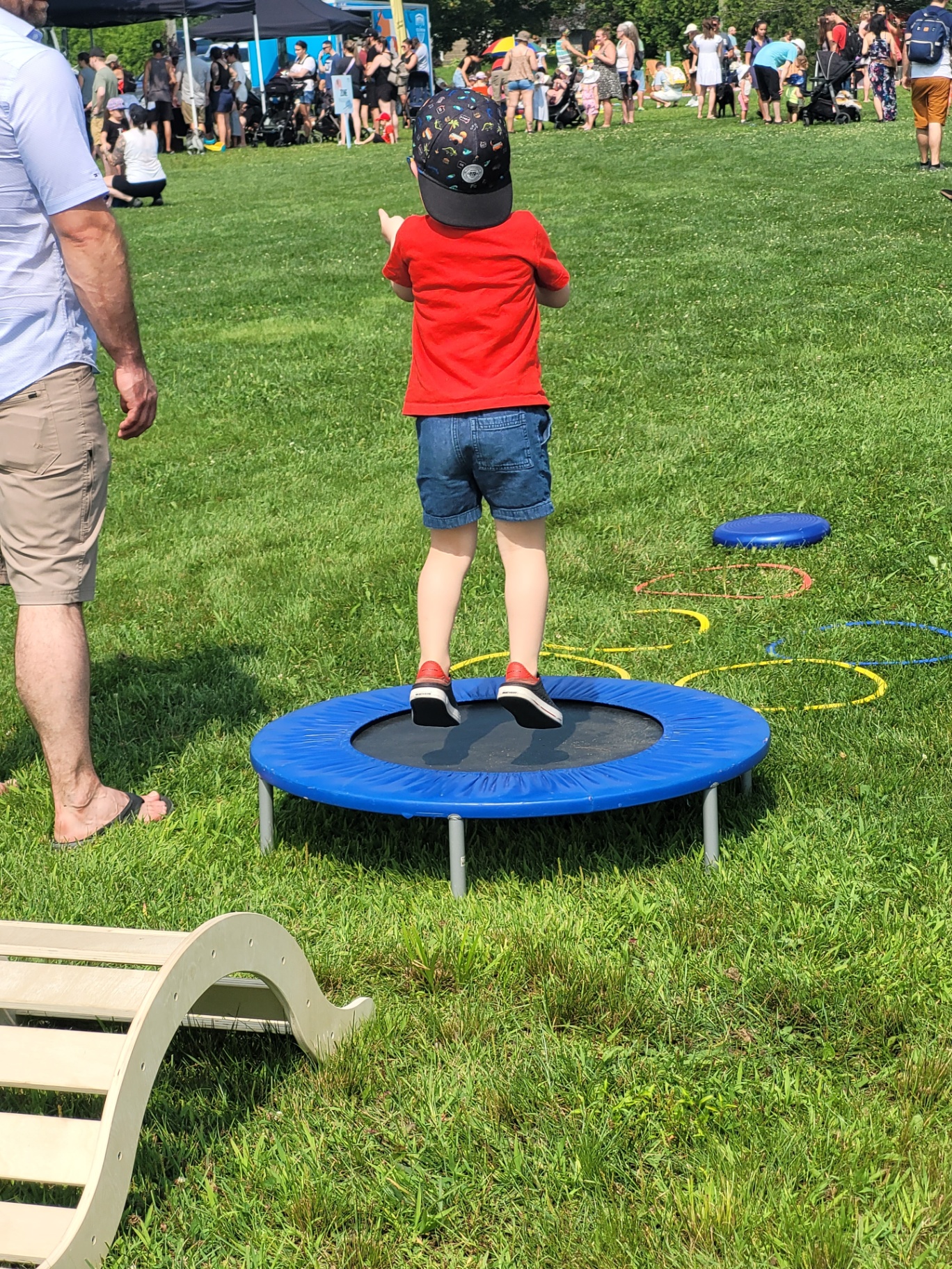 Enfant sur un mini-trampoline