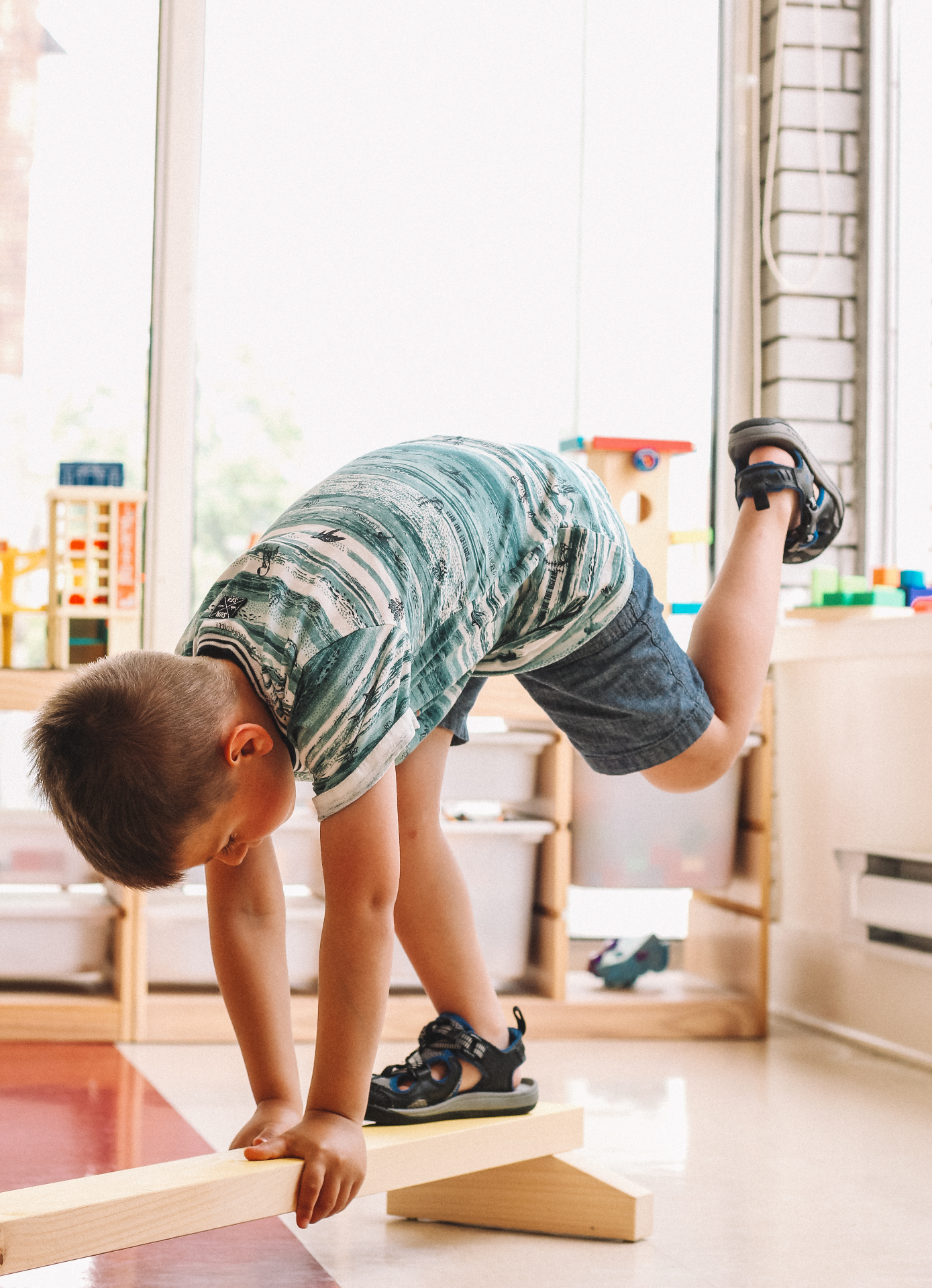 Enfant en équilibre sur une poutre