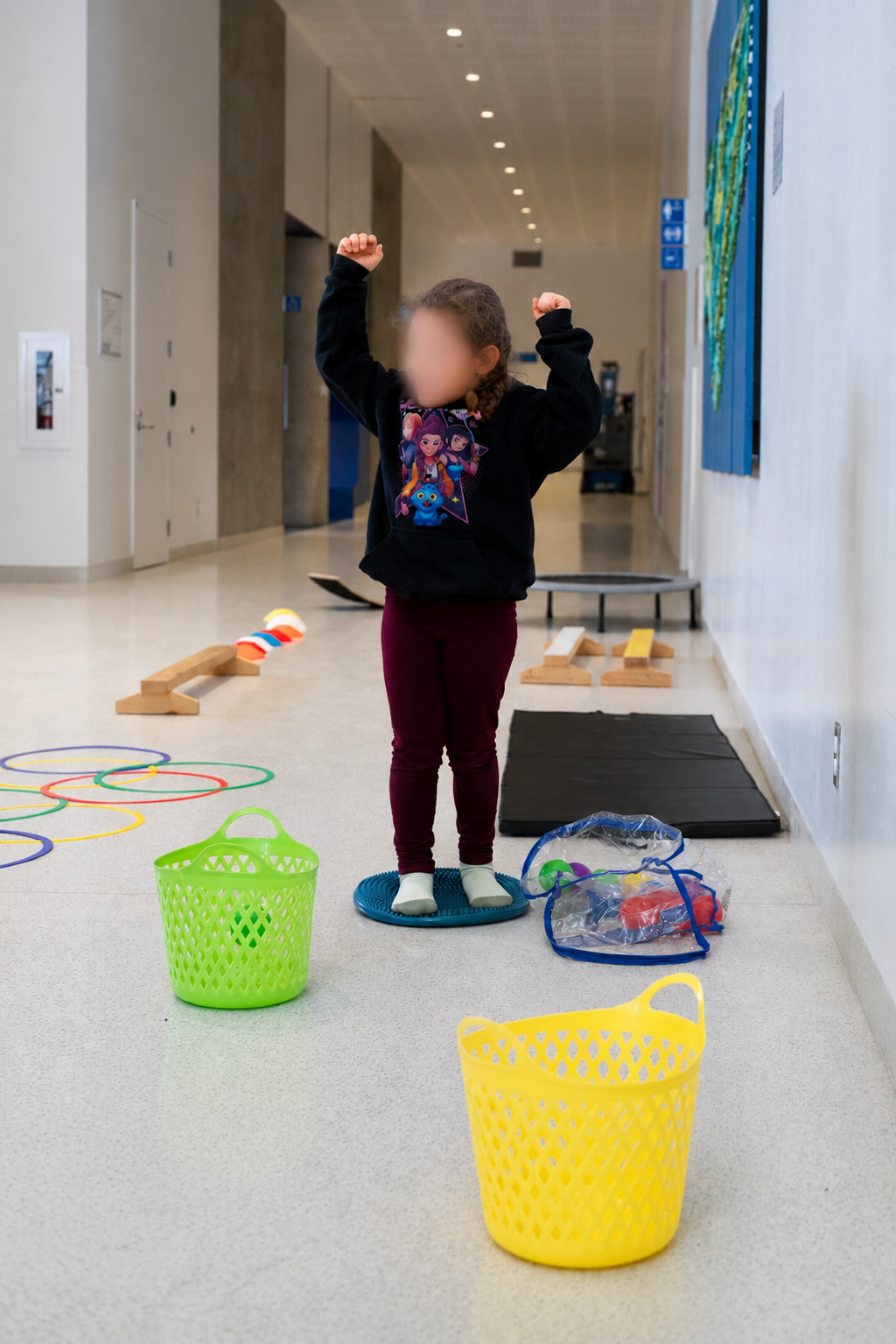 Enfant souriant sur un coussin d'équilibre