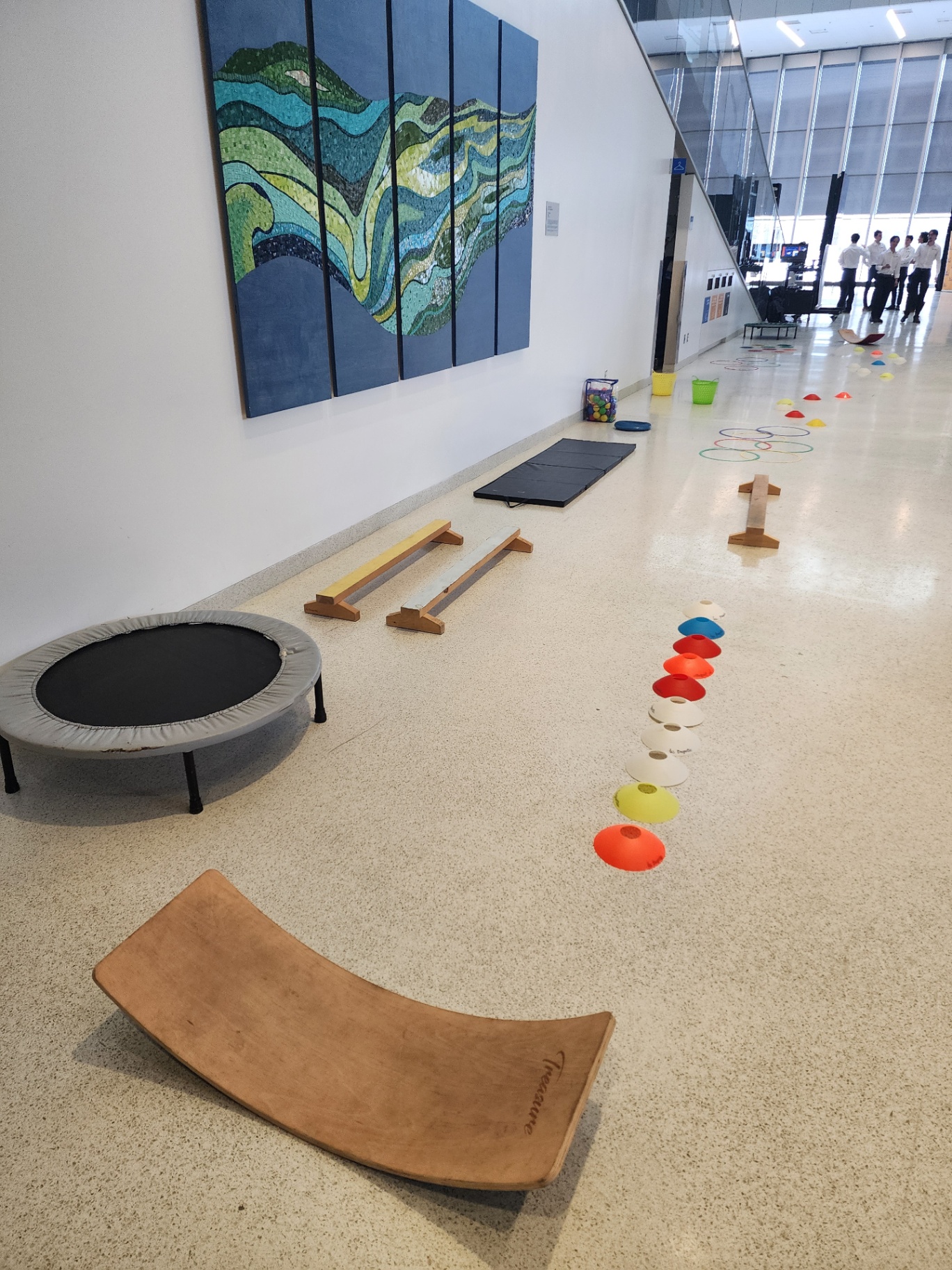 Parcours moteur installé dans un hall lumineux